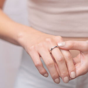 Anillo-bold-constelación-enchape-en-rodo